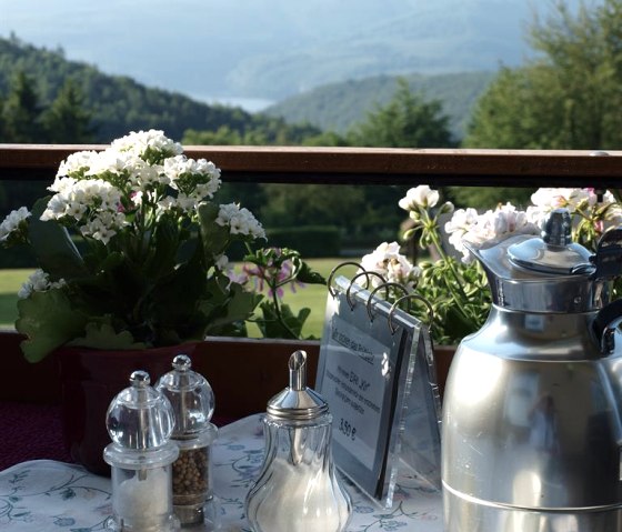Frühstück auf dem Balkon, © Seeblick-eifel.de Frühstück auf dem Balkon, © Seeblick-eifel.de