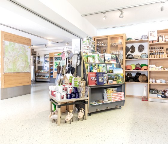 Informationen und Souvenirs im Nationalpark-Infopunkt Einruhr, © Eifel Tourismus GmbH, A-Röser-shapefruit-AG Informationen und Souvenirs im Nationalpark-Infopunkt Einruhr, © Eifel Tourismus GmbH, A-Röser-shapefruit-AG