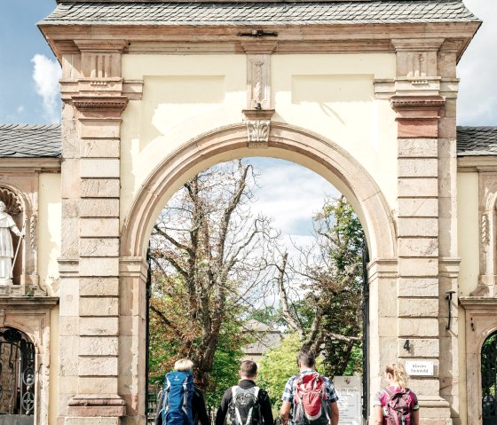 Wanderer vor dem Klostertor in Steinfeld, © Paul Meixner Wanderer vor dem Klostertor in Steinfeld, © Paul Meixner