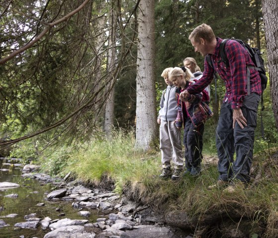 Familie am Wasser, © eifel-tourismus-gmbh_tobias-vollmer Familie am Wasser, © eifel-tourismus-gmbh_tobias-vollmer