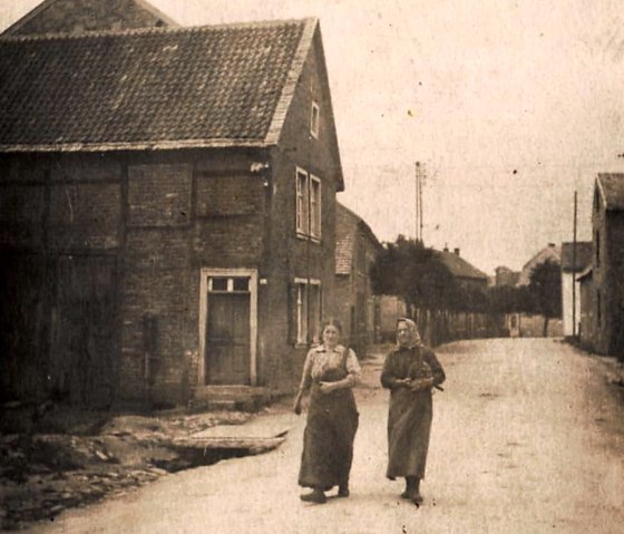 Gemeindewaldarbeiterinnen, © Sergeant Lampid, 1/1st North Midland Heavy Battery R.G.A. Gemeindewaldarbeiterinnen, © Sergeant Lampid, 1/1st North Midland Heavy Battery R.G.A.