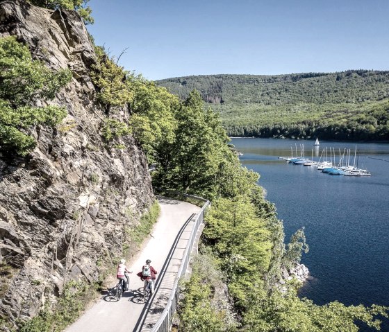 Mit dem Fahrrad rund um den Rursee, © Städteregion Aachen, Dennis Stratmann Mit dem Fahrrad rund um den Rursee, © Städteregion Aachen, Dennis Stratmann