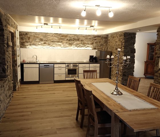 Esszimmer mit offener Küche, © Nordeifel Tourismus GmbH & Schmugglerhaus Esszimmer mit offener Küche, © Nordeifel Tourismus GmbH & Schmugglerhaus