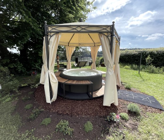 Whirlpool im Garten, © Nordeifel Tourismus GmbH & Ferienwohnung Sternenblick Hellenthal Whirlpool im Garten, © Nordeifel Tourismus GmbH & Ferienwohnung Sternenblick Hellenthal