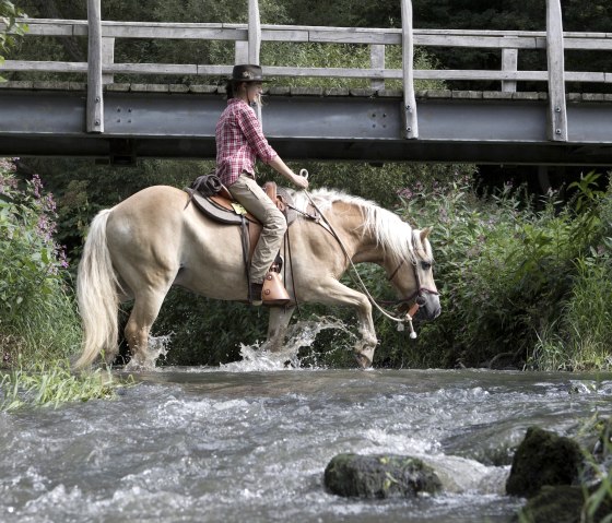 Riding Through the Stream, © Natürlich zu Pferd Riding Through the Stream, © Natürlich zu Pferd