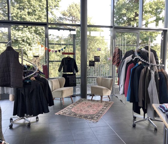 Kleidertausch, © Anne Dockter-Biggs Kleidertausch, © Anne Dockter-Biggs