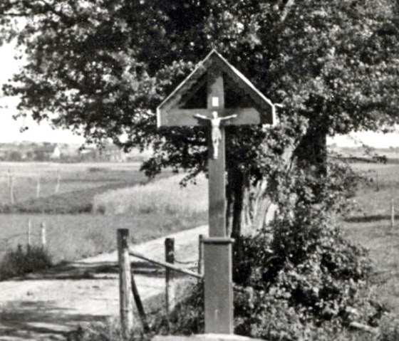 Franzosenkreuz vor Weissdorn, © Leo Esser Franzosenkreuz vor Weissdorn, © Leo Esser