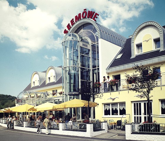 Eingang mit Terasse und Fahrstuhl, © Hotel Seemöwe Eingang mit Terasse und Fahrstuhl, © Hotel Seemöwe