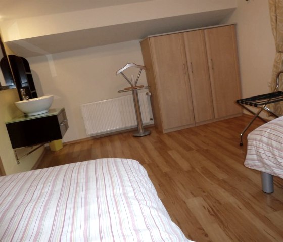 Zimmer Fuchsbau mit mod. Waschtisch, © Ewert Zimmer Fuchsbau mit mod. Waschtisch, © Ewert