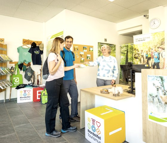 Nationalpark-Infopunkt Gemünd, Beratung, © Eifel Tourismus GmbH, Dominik Ketz - finanziert durch REACT-EU Nationalpark-Infopunkt Gemünd, Beratung, © Eifel Tourismus GmbH, Dominik Ketz - finanziert durch REACT-EU