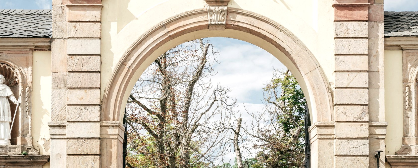 Wanderer vor dem Klostertor in Steinfeld, © Paul Meixner Wanderer vor dem Klostertor in Steinfeld, © Paul Meixner