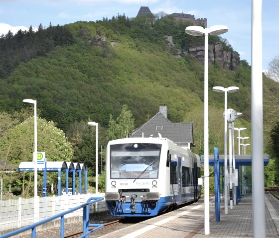 The Rurtalbahn in front of Nideggen Castle, © Rurtalbahn GmbH The Rurtalbahn in front of Nideggen Castle, © Rurtalbahn GmbH
