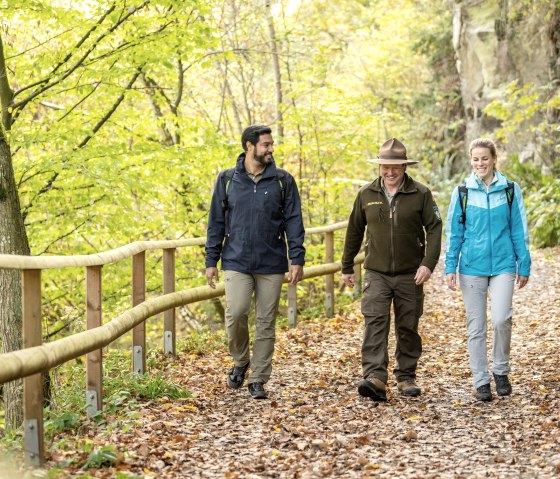 Mit einem Ranger auf dem Wildnis-Trail, © Eifel-Tourismus GmbH, Dominik Ketz Mit einem Ranger auf dem Wildnis-Trail, © Eifel-Tourismus GmbH, Dominik Ketz