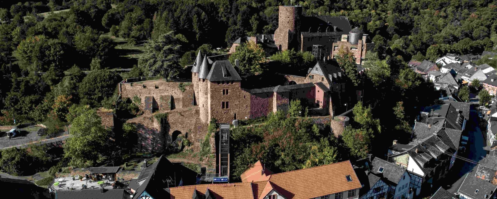 Blick auf Burg Hengebach, © Tourismus NRW e.V. Blick auf Burg Hengebach, © Tourismus NRW e.V.