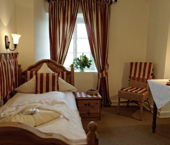 Einzelzimmer, © Nordeifel Tourismus GmbH & Burghaus und Villa Kronenburg Einzelzimmer, © Nordeifel Tourismus GmbH & Burghaus und Villa Kronenburg