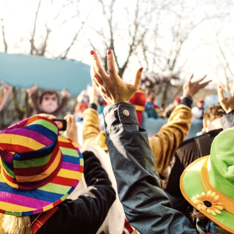 Karnevalsumzug, © Kotarl/stock.adobe.com Karnevalsumzug, © Kotarl/stock.adobe.com