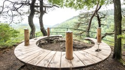 Horseshoe bench at Eifel-Blick Perdsley, © Eifel Tourismus GmbH, Dominik Ketz Horseshoe bench at Eifel-Blick Perdsley, © Eifel Tourismus GmbH, Dominik Ketz