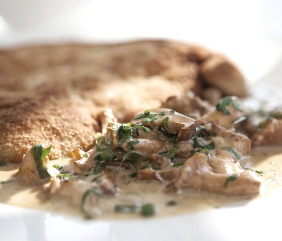 Landgasthaus "Zum Kreuzberg" Schnitzel, © CC BY-SA Andreas Goltz Landgasthaus "Zum Kreuzberg" Schnitzel, © CC BY-SA Andreas Goltz