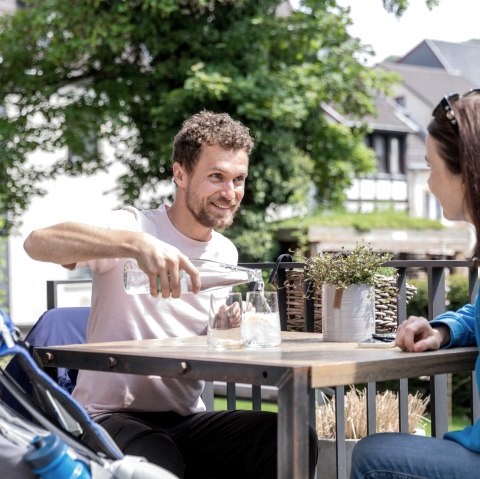 Pause auf der Terrasse in Café und Bar Marielle, © Eifel Tourismus GmbH, AR - shapefruit AG Pause auf der Terrasse in Café und Bar Marielle, © Eifel Tourismus GmbH, AR - shapefruit AG
