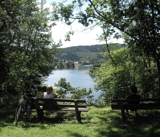 Mit Fahrrad oder zu Fuß am See vorbei, © Ewert Mit Fahrrad oder zu Fuß am See vorbei, © Ewert