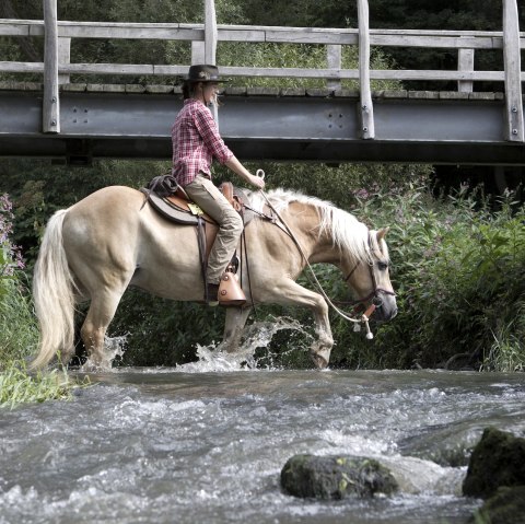 Reiten durch den Bach, © Natürlich zu Pferd Reiten durch den Bach, © Natürlich zu Pferd