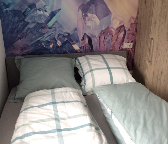 Bett, © Nordeifel Tourismus GmbH & Fewo Eifeler Edelsteine Aquamarin Bett, © Nordeifel Tourismus GmbH & Fewo Eifeler Edelsteine Aquamarin