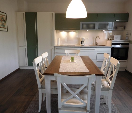 Küche mit Essbereich, © Nordeifel Tourismus GmbH & Ferienwohnung Charly Küche mit Essbereich, © Nordeifel Tourismus GmbH & Ferienwohnung Charly