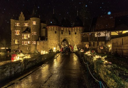 Weihnachtliche Burg Satzvey, © Mike Göhre - der Fotoschmied Weihnachtliche Burg Satzvey, © Mike Göhre - der Fotoschmied