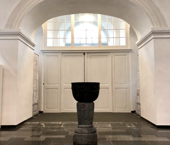 Baptismal font in the Protestant church, © Jens-Peter Bentzin Baptismal font in the Protestant church, © Jens-Peter Bentzin