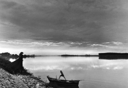 Pietro Donzelli, Delta del Po, Il po di Tolle,1954, © Estate Pietro Donzelli, Renate Siebenhaar, Frankfurt a. M. Pietro Donzelli, Delta del Po, Il po di Tolle,1954, © Estate Pietro Donzelli, Renate Siebenhaar, Frankfurt a. M.