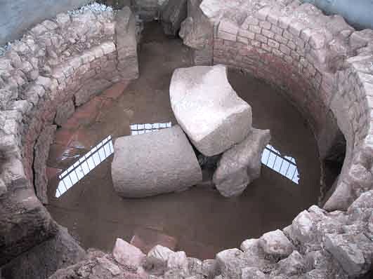 Runde römische Brunnenstube mit alten Steinmauern und großen Steinen in der Mitte, Teil des Römerkanal-Wanderwegs., © Wandermagazin/ N. Glatter Runde römische Brunnenstube mit alten Steinmauern und großen Steinen in der Mitte, Teil des Römerkanal-Wanderwegs., © Wandermagazin/ N. Glatter