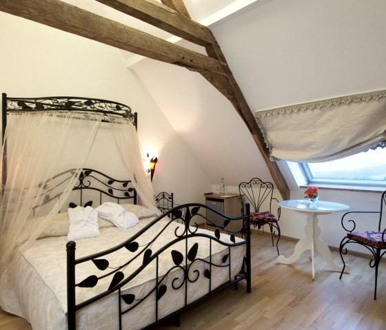 Doppelzimmer Burghaus, © Nordeifel Tourismus GmbH & Burghaus und Villa Kronenburg Doppelzimmer Burghaus, © Nordeifel Tourismus GmbH & Burghaus und Villa Kronenburg