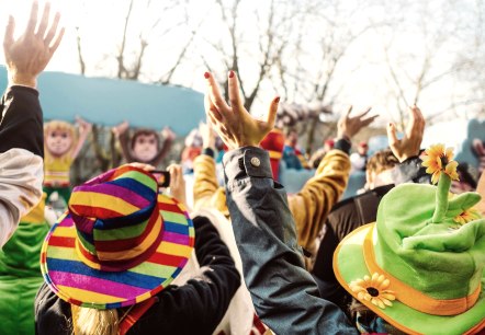 Karnevalsumzug, © Kotarl/stock.adobe.com Karnevalsumzug, © Kotarl/stock.adobe.com