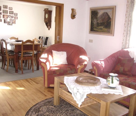 Wohnzimmer mit Durchgang zum Essbereich, © Nordeifel Tourismus GmbH & Ferienhaus Cremer Wohnzimmer mit Durchgang zum Essbereich, © Nordeifel Tourismus GmbH & Ferienhaus Cremer