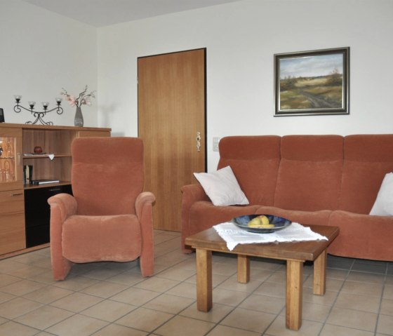 Wohnbereich mit Fernsehsessel, © Ferienwohnung Zur Buche Wohnbereich mit Fernsehsessel, © Ferienwohnung Zur Buche