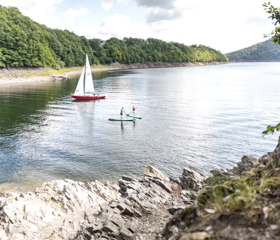 Stand-up paddling and sailing on Lake Rursee, © Eifel Tourismus GmbH, AR - shapefruit AG Stand-up paddling and sailing on Lake Rursee, © Eifel Tourismus GmbH, AR - shapefruit AG