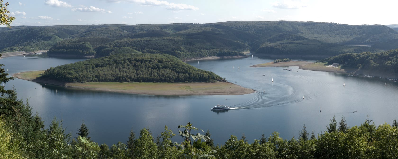 The Eifel-Höhen-Route cycle tour leads along the Rursee lake, © Eifel Tourismus GmbH/P. Jacob The Eifel-Höhen-Route cycle tour leads along the Rursee lake, © Eifel Tourismus GmbH/P. Jacob