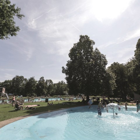 Rosenbad Gemünd sunbathing lawn and paddling pool, © Foto Ralph Sondermann · Rosenbad Gemünd Rosenbad Gemünd sunbathing lawn and paddling pool, © Foto Ralph Sondermann · Rosenbad Gemünd
