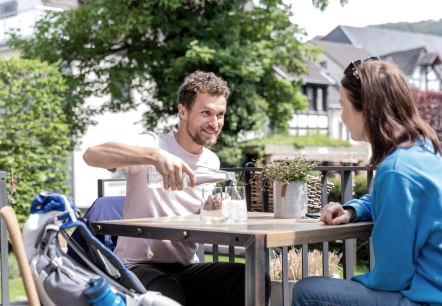 Pause auf der Terrasse in Café und Bar Marielle, © Eifel Tourismus GmbH, AR - shapefruit AG Pause auf der Terrasse in Café und Bar Marielle, © Eifel Tourismus GmbH, AR - shapefruit AG