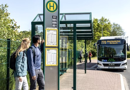 Eifelsteig-Wanderbus fährt ab Bahnhof Kall, © Eifel Tourismus GmbH, Dominik Ketz Eifelsteig-Wanderbus fährt ab Bahnhof Kall, © Eifel Tourismus GmbH, Dominik Ketz