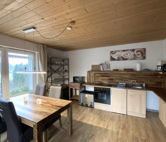 Küche mit Esstisch, © Ferienwohnung Buchenzauber Küche mit Esstisch, © Ferienwohnung Buchenzauber