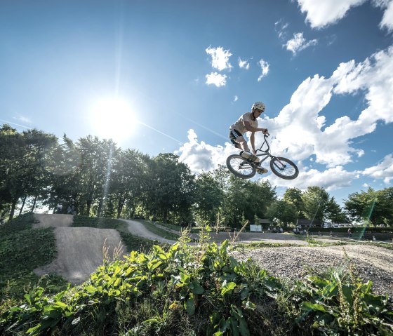 Mountainbike Stunt, © Dennis Stratmann Mountainbike Stunt, © Dennis Stratmann