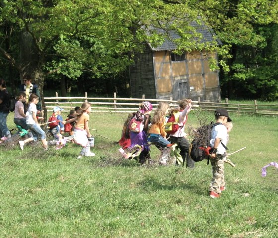Mit der Hexe in der Walpurgisnacht, © LVR Kommern Mit der Hexe in der Walpurgisnacht, © LVR Kommern