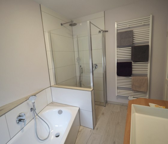 Bad mit Wanne und Dusche, © Nordeifel Tourismus GmbH & Ferienwohnung Sternenblick Hellenthal Bad mit Wanne und Dusche, © Nordeifel Tourismus GmbH & Ferienwohnung Sternenblick Hellenthal
