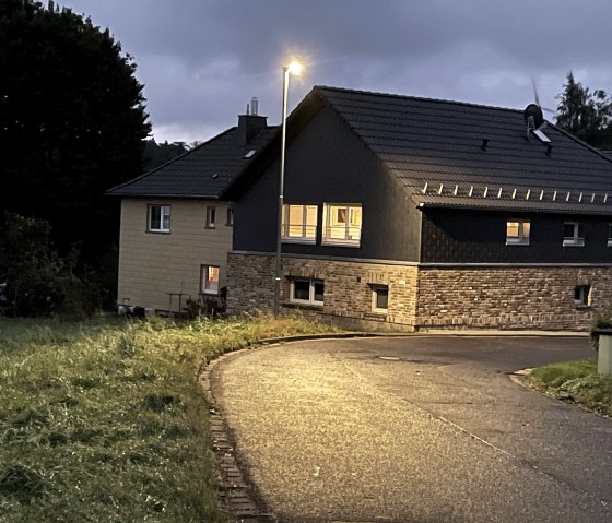 Fewo Sternenblick von außen bei Nacht, © Nordeifel Tourismus GmbH & Ferienwohnung Sternenblick Hellental Fewo Sternenblick von außen bei Nacht, © Nordeifel Tourismus GmbH & Ferienwohnung Sternenblick Hellental