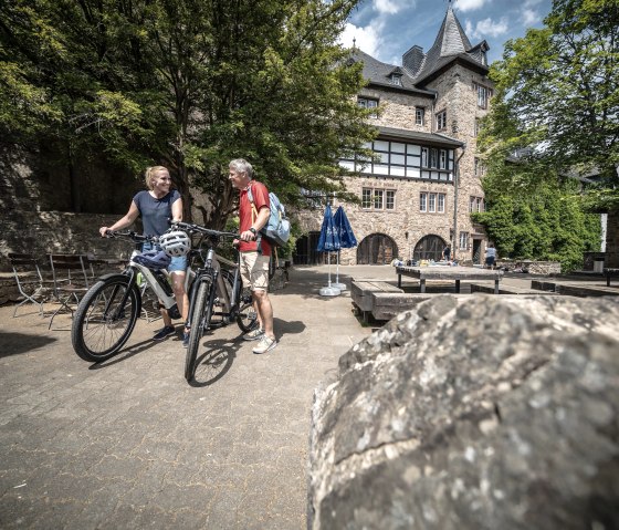 Per Rad zur Burg Blankenheim, © Eifel Tourismus GmbH, Dennis Stratmann - finanziert durch REACT-EU Per Rad zur Burg Blankenheim, © Eifel Tourismus GmbH, Dennis Stratmann - finanziert durch REACT-EU
