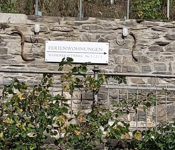 Wegweiser zur Ferienwohnungen im Wasserkraftwerk Wegweiser zur Ferienwohnungen im Wasserkraftwerk