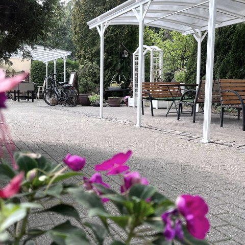 Außenterrasse Gästehaus Feriendorf Pulvermaar, © Feriendorf Pulvermaar Außenterrasse Gästehaus Feriendorf Pulvermaar, © Feriendorf Pulvermaar