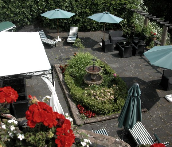 Eine der Terrassen, © Nordeifel Tourismus GmbH & Burghaus und Villa Kronenburg Eine der Terrassen, © Nordeifel Tourismus GmbH & Burghaus und Villa Kronenburg