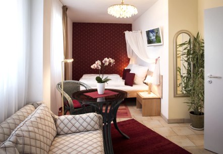 Rotes Zimmer (behindertengerecht), © Nordeifel Tourismus GmbH & Haus am Hahnenberg Rotes Zimmer (behindertengerecht), © Nordeifel Tourismus GmbH & Haus am Hahnenberg